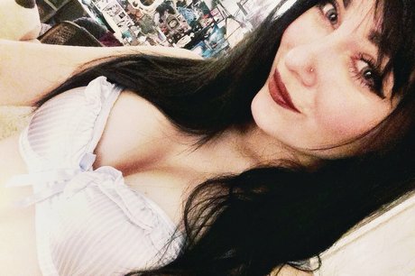 Naakte gelekte OnlyFans-foto van Elyse Summer