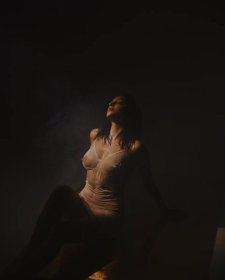 Naakte gelekte OnlyFans-foto van Olivia Linz