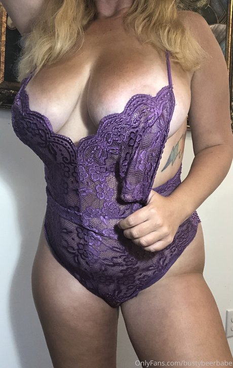 Naakte gelekte OnlyFans-foto van Busty