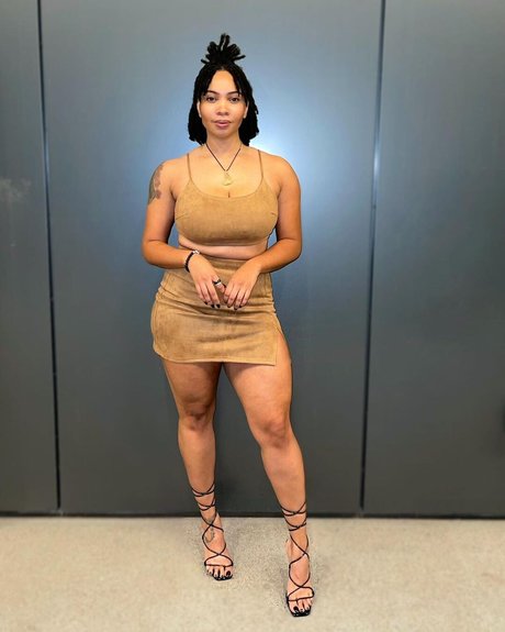 Naakte gelekte OnlyFans-foto van God Beth