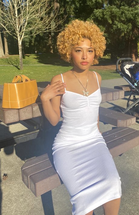 Naakte gelekte OnlyFans-foto van Marisa