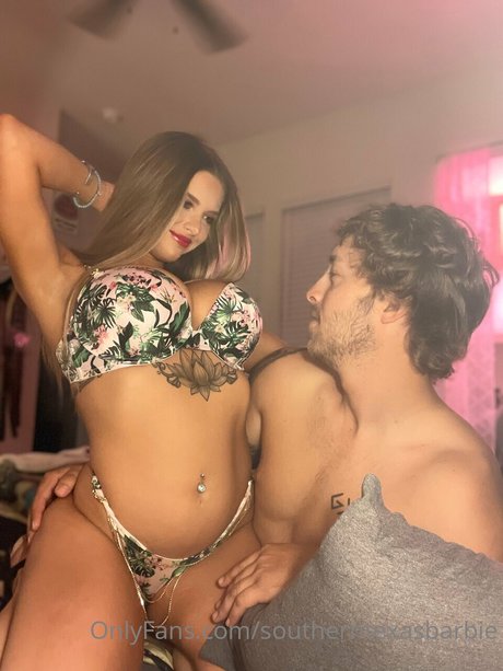 Naakte gelekte OnlyFans-foto van Southern Texas Barbie
