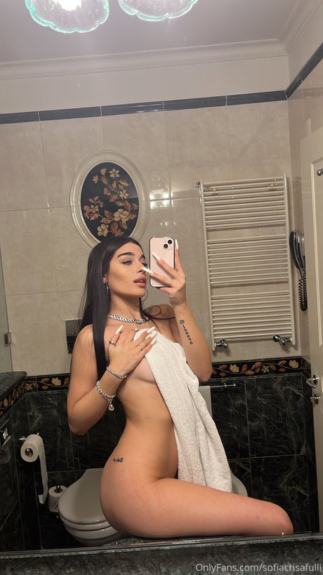 Naakte gelekte OnlyFans-foto van Sofia Crisafulli