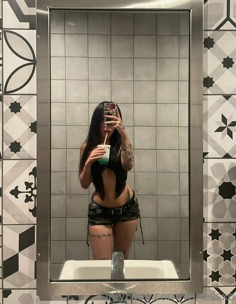 Naakte gelekte OnlyFans-foto van Vanessxo
