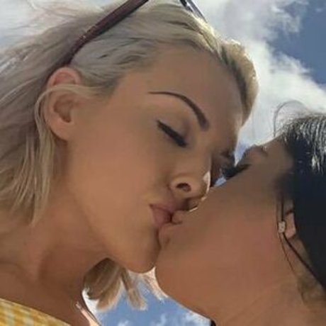 Naakte gelekte OnlyFans-foto van Ashton Avenue
