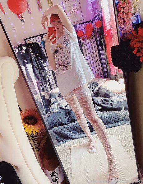 Naakte gelekte OnlyFans-foto van Boogainvillea