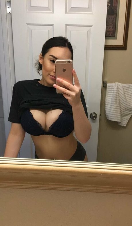 Naakte gelekte OnlyFans-foto van Naomi