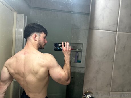 Naakte gelekte OnlyFans-foto van Jotajer