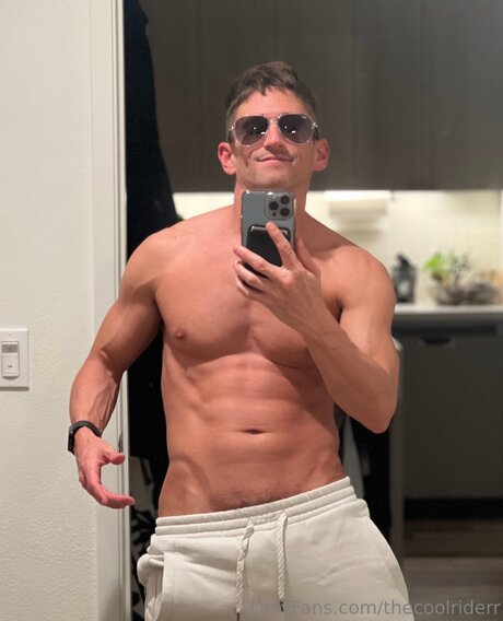 Naakte gelekte OnlyFans-foto van Thecoolriderr