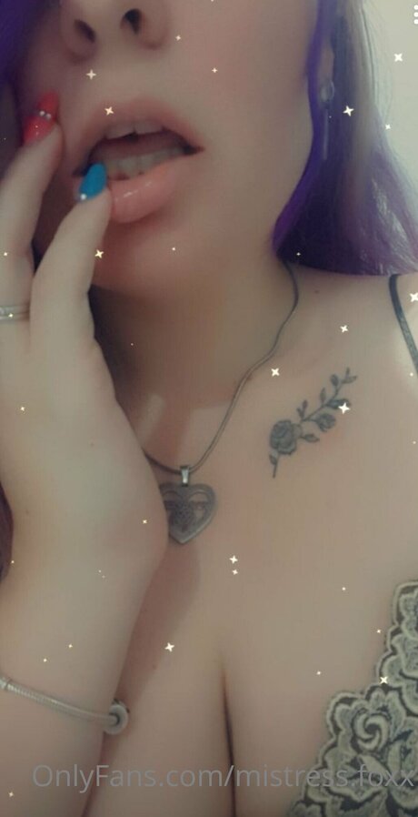 Naakte gelekte OnlyFans-foto van Mistress Foxx