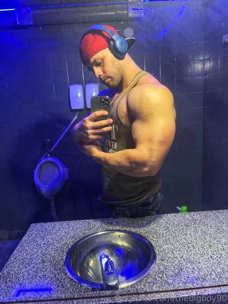 Naakte gelekte OnlyFans-foto van Thebigboy90