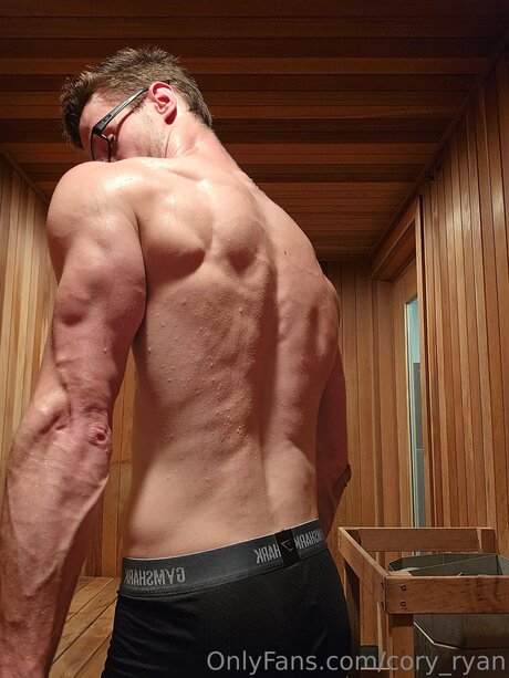 Naakte gelekte OnlyFans-foto van Cory Ryan