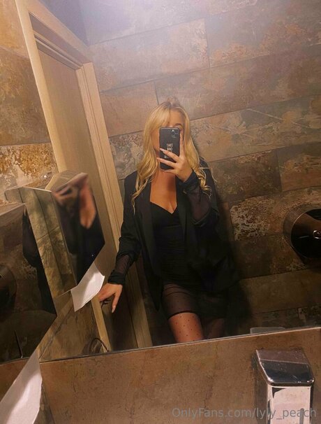 Naakte gelekte OnlyFans-foto van Lyly Peach