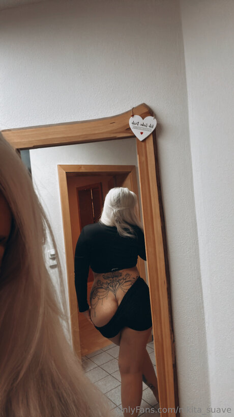 Naakte gelekte OnlyFans-foto van Nikita Suave