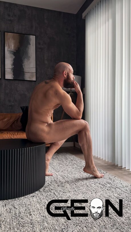 Naakte gelekte OnlyFans-foto van Officiallygeon