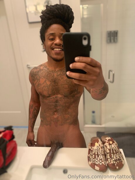 Naakte gelekte OnlyFans-foto van Onmytattoos