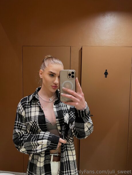 Naakte gelekte OnlyFans-foto van Juli Sweet