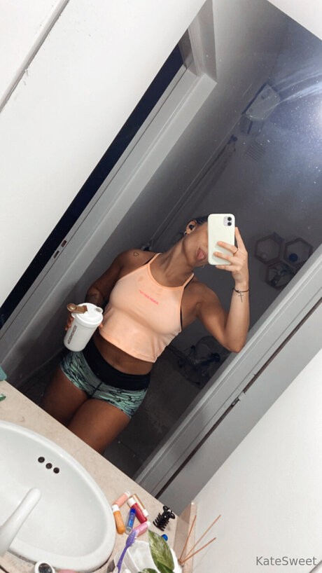 Naakte gelekte OnlyFans-foto van Katesweet22