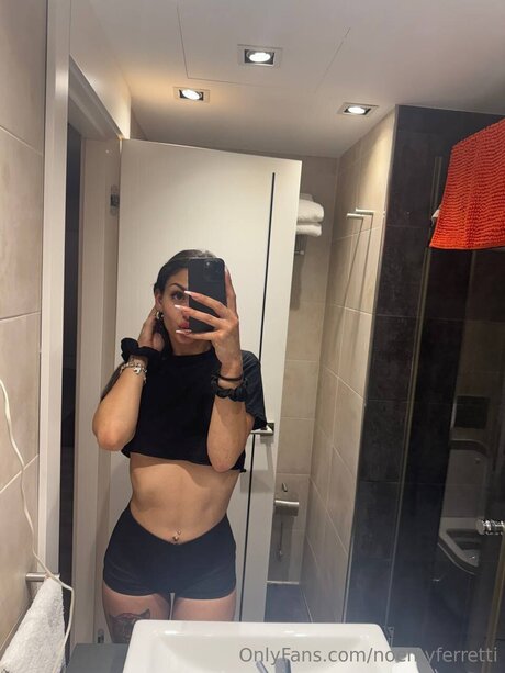 Naakte gelekte OnlyFans-foto van Noemyferretti