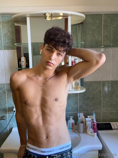 Naakte gelekte OnlyFans-foto van Xcost