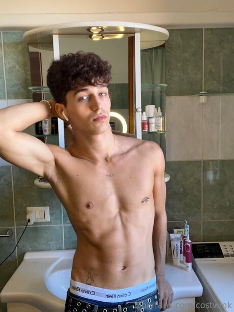 Naakte gelekte OnlyFans-foto van Xcost