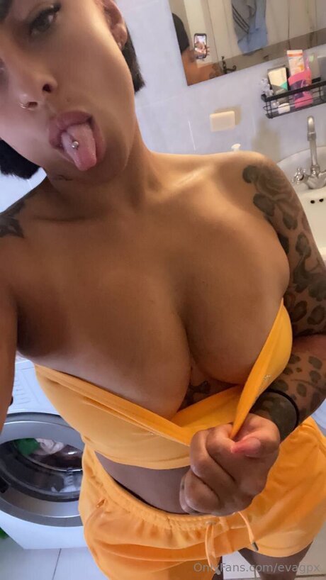 Naakte gelekte OnlyFans-foto van Evagpx