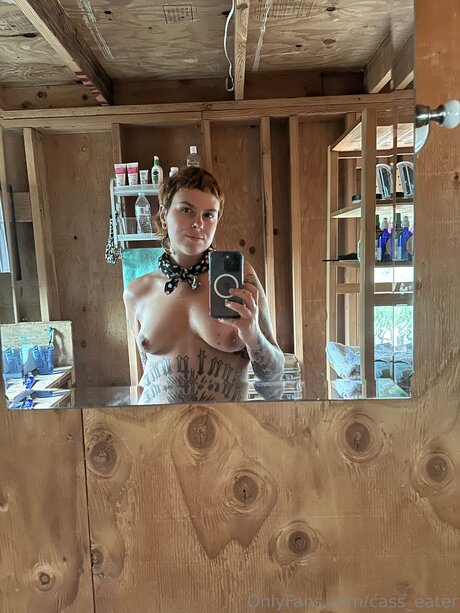 Naakte gelekte OnlyFans-foto van Cass Eater