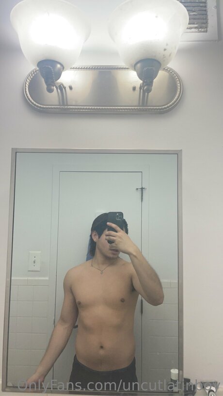 Naakte gelekte OnlyFans-foto van Uncutlatinboy
