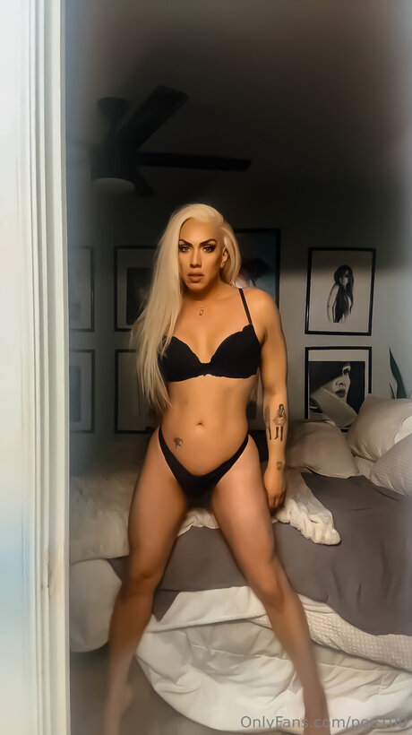 Naakte gelekte OnlyFans-foto van Poe100