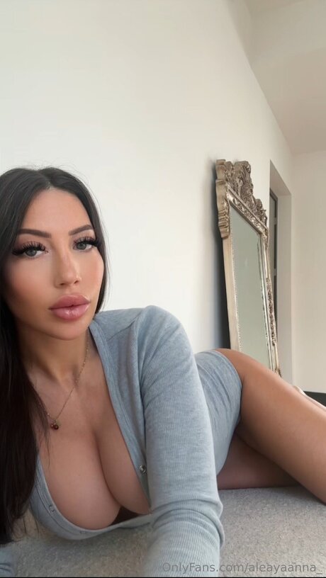 Naakte gelekte OnlyFans-foto van Aleayaanna