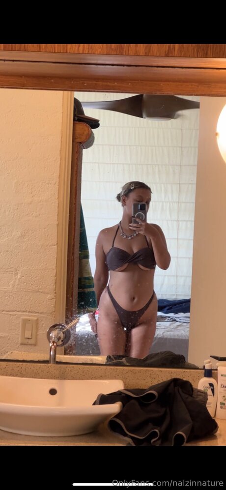Naakte gelekte OnlyFans-foto van Nalzinnature