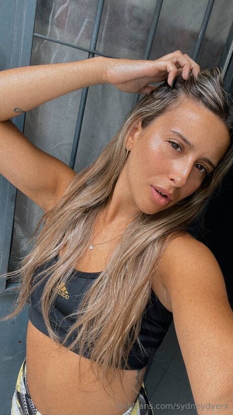 Naakte gelekte OnlyFans-foto van Sydneydyerx