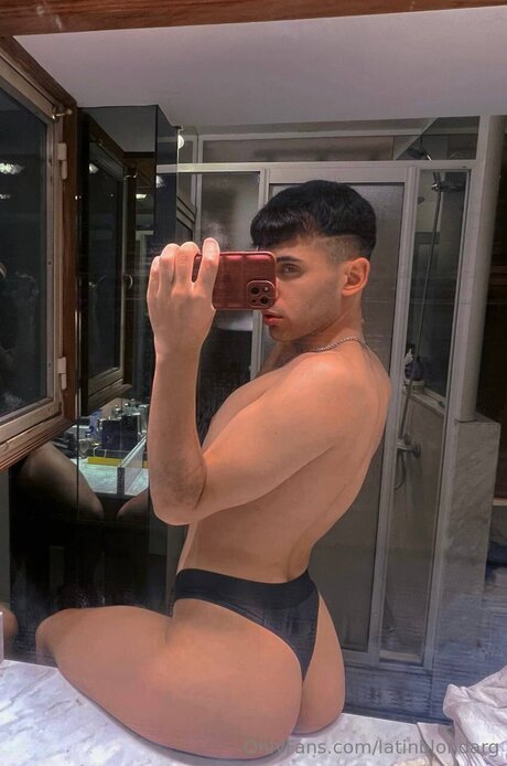 Naakte gelekte OnlyFans-foto van Latinblondarg