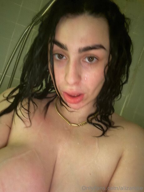 Naakte gelekte OnlyFans-foto van Alizarose