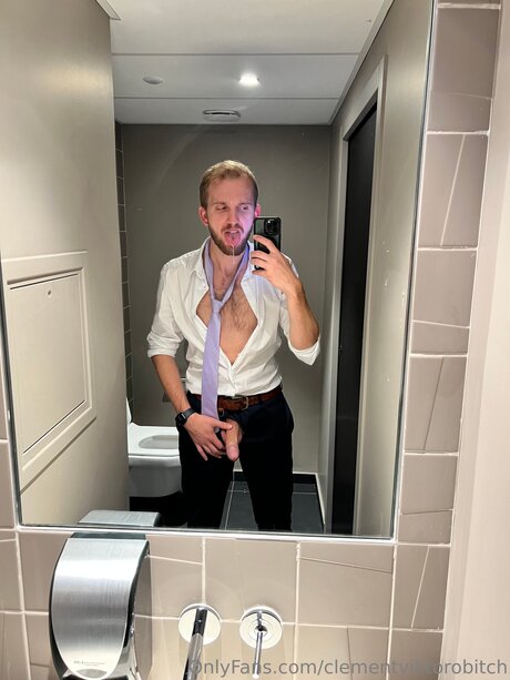 Naakte gelekte OnlyFans-foto van Victorobitch