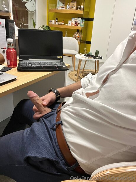 Naakte gelekte OnlyFans-foto van Victorobitch