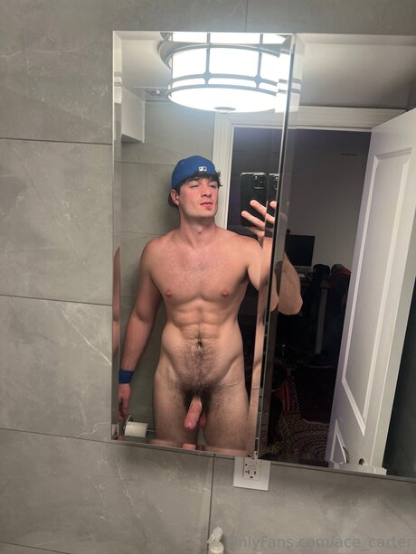 Naakte gelekte OnlyFans-foto van Ace Carter