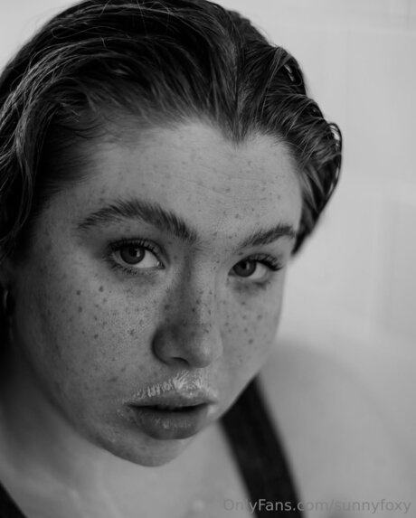Naakte gelekte OnlyFans-foto van Sunnyfoxy