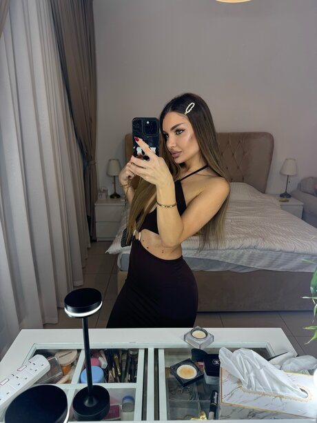 Naakte gelekte OnlyFans-foto van Itsemmma