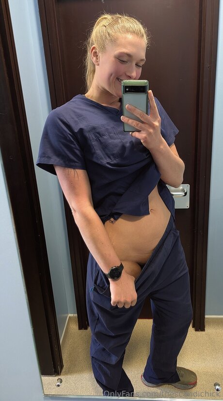 Naakte gelekte OnlyFans-foto van Thescandichick