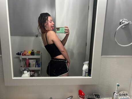 Naakte gelekte OnlyFans-foto van Kaybradley420