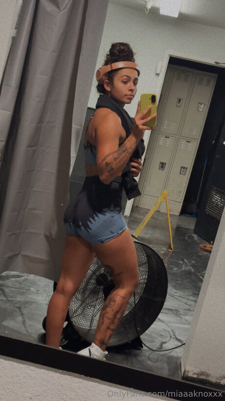 Naakte gelekte OnlyFans-foto van Miaaaknoxxx