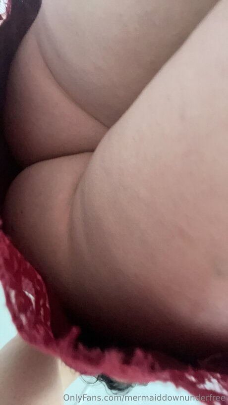 Naakte gelekte OnlyFans-foto van Mermaiddownunderfree