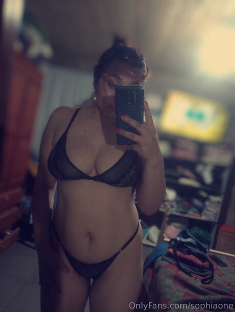 Naakte gelekte OnlyFans-foto van Sophiaone