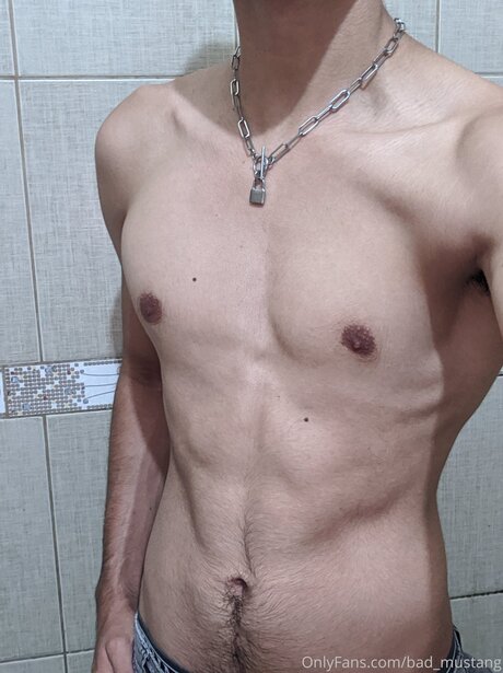 Naakte gelekte OnlyFans-foto van Bad Mustang
