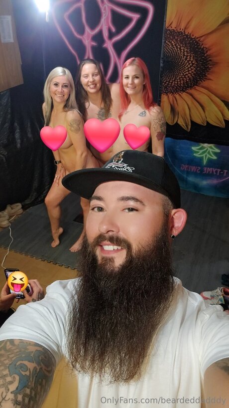 Naakte gelekte OnlyFans-foto van Beardeddadddy
