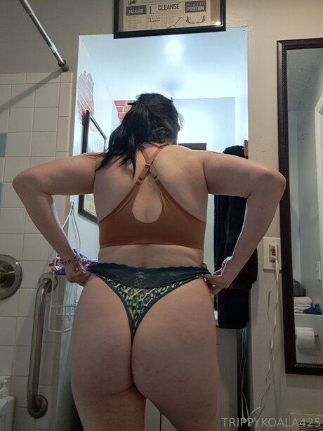 Naakte gelekte OnlyFans-foto van Trippykoala425