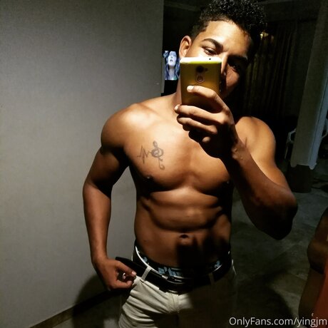 Naakte gelekte OnlyFans-foto van Yingjm