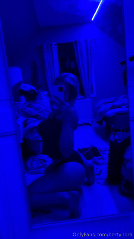 Naakte gelekte OnlyFans-foto van Bertyhora