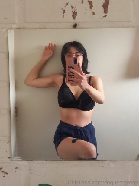 Naakte gelekte OnlyFans-foto van Coquettekenn